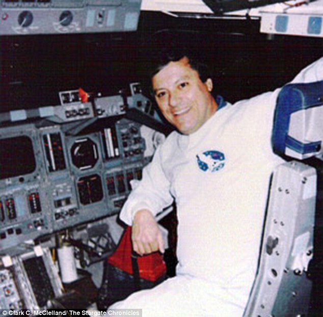 據稱，他曾是美國佛羅裏達甘迺迪航天中心 (Kennedy Space Center) 團隊中的一員，也確實曾看過人形的外星生物。<BR><BR>