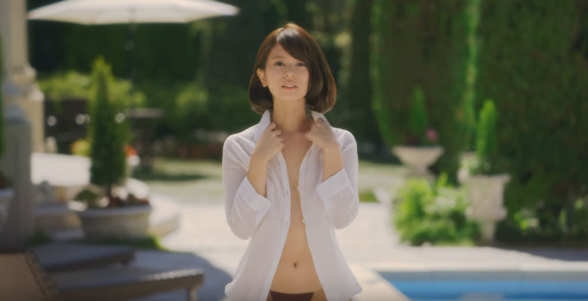 這支日本「女生即將把衣服脫掉」廣告已經讓很多人快被搞瘋了。