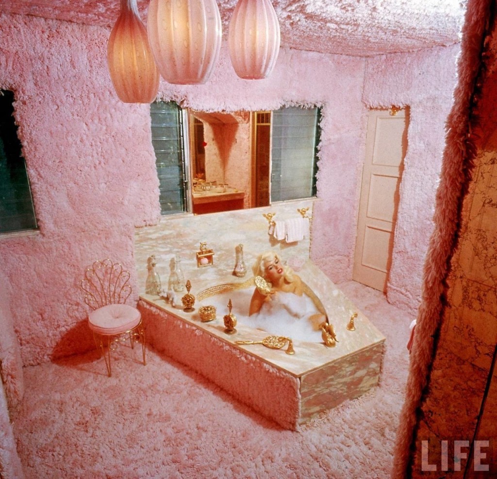 60年代這間「芭比娃娃豪宅」當時造成了轟動，因為看到裡面的「超瘋狂公主浴室」你也會喘不過氣...