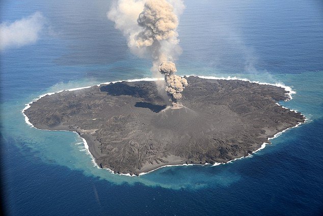 這些照片是由日本海巡署所拍攝的，記錄下火山在過去15個月期間噴發，讓原先兩個島嶼慢慢形成一個陸地。<BR><BR>一開始科學家還不確定這樣的噴發會維持多久，因為多半火山噴發所造成的島嶼，不久就會被海洋所吞沒。<!-- 電腦板-文章內插廣告-336X280 -->
<br><br>
<div align=