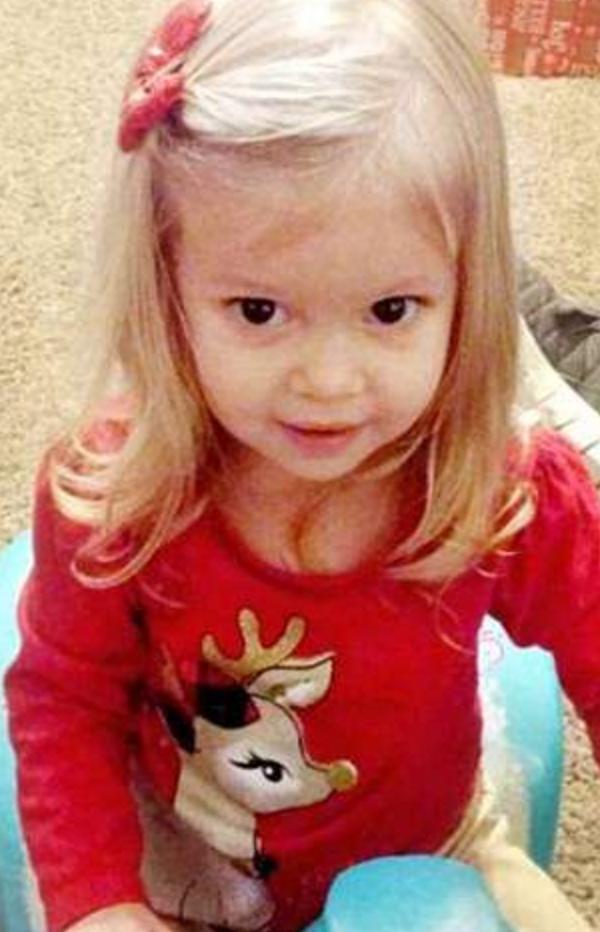 2歲女兒突然吐血發藍醫生找不出死因，最後才在她胃裡發現這東西
