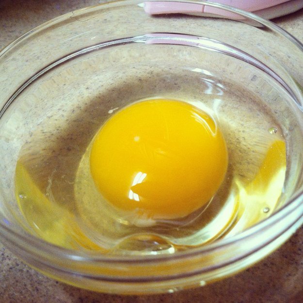 除夕夜打一顆蛋在玻璃碗中，並靜置過夜。<BR><BR>當新的一年來臨時，這顆蛋也同時帶來了幸運。<BR><BR>