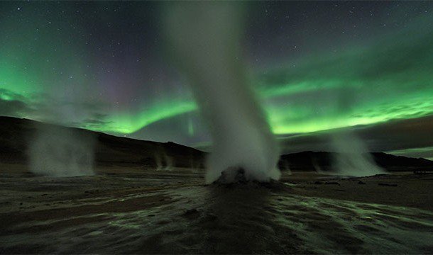 17. 蒸汽塔：加上北極光的襯托，這個自然現象使得此區域像是一個真實的科幻電影場景。<BR><BR>