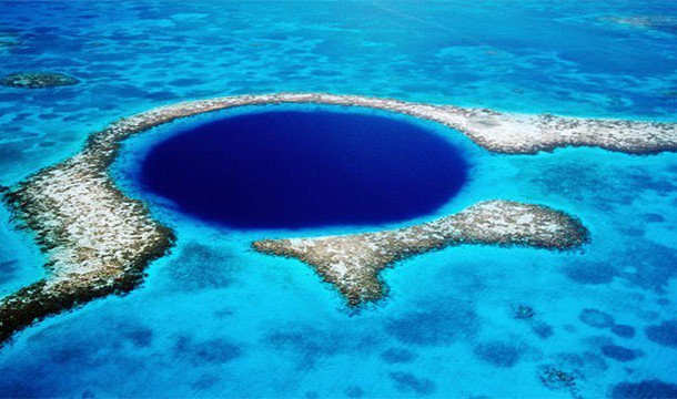 21. 藍洞：這個貝裏斯的觀光景點是由於地層腐蝕而造成海平面高度不均所形成。<BR><BR>