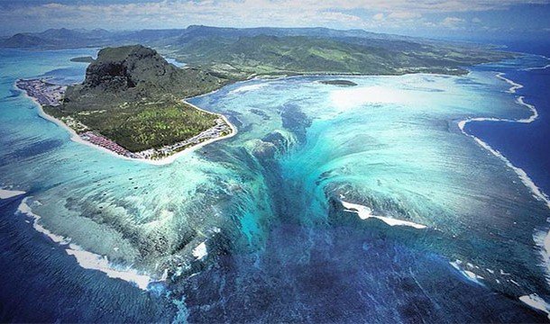23. 地下瀑布：毛裏求斯島嶼，海平面的急降造成海底瀑布的錯覺。<BR><BR>