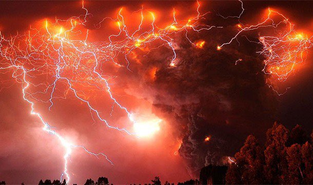 24. 火山閃電:火山爆發時，一定數量的電子和靜電造成如此光景。<BR><BR> 