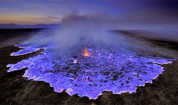 4. 藍色岩漿：位於印尼的火山因硫磺氣體於極度高溫的情況下導致岩漿變成藍色。<BR><BR>