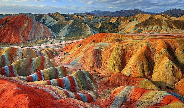 7. 丹霞地貌： 百萬年來，紅砂岩和礦物分布於中國大陸某些地區，造成如此彩虹般的面貌。<BR><BR>