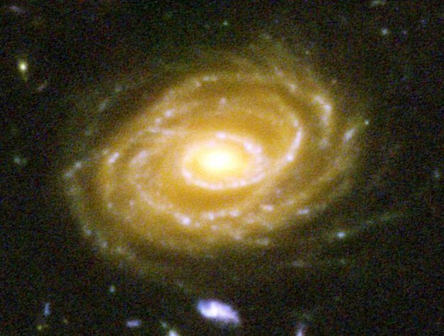 這是其中一個星係，UDF423，距離1000萬光年，當你看著這張照片，你其實是看到了數百萬年前的過去。<BR><BR>