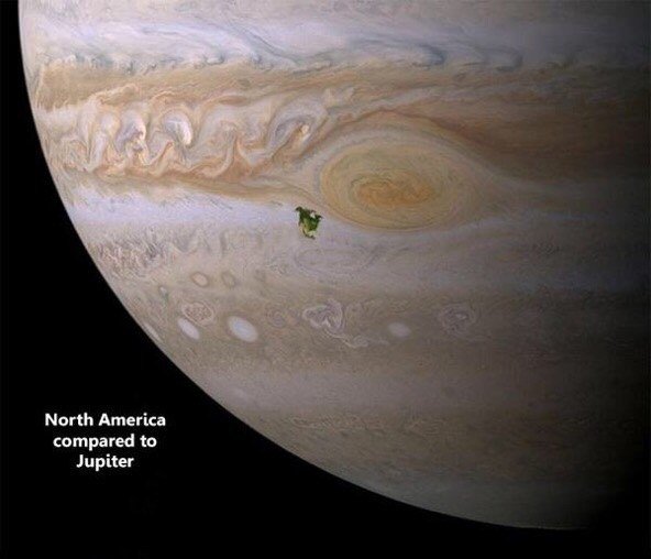  我們來談談星球。<BR><BR>那個小小的綠色斑點，是北美洲在土星上的大小比例。<BR><BR>