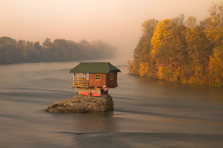 16. 塞爾維亞 (Serbia) 德裏納河 (Drina River) 中間的小屋