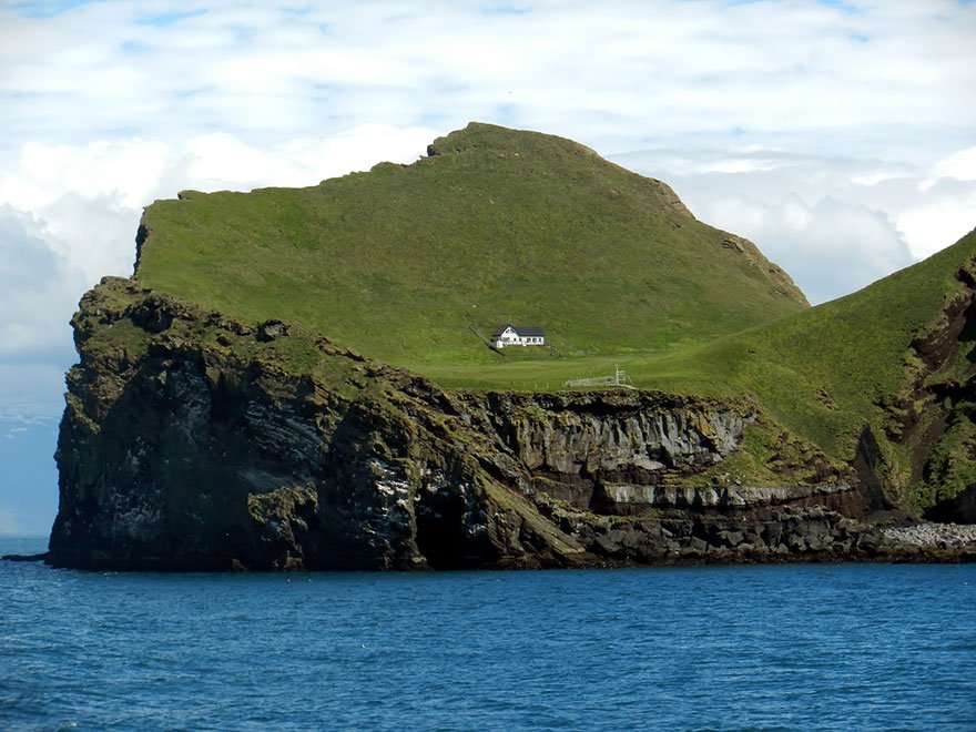 5. 冰島 埃德利紮島 (Elliðaey Island) 的小屋
