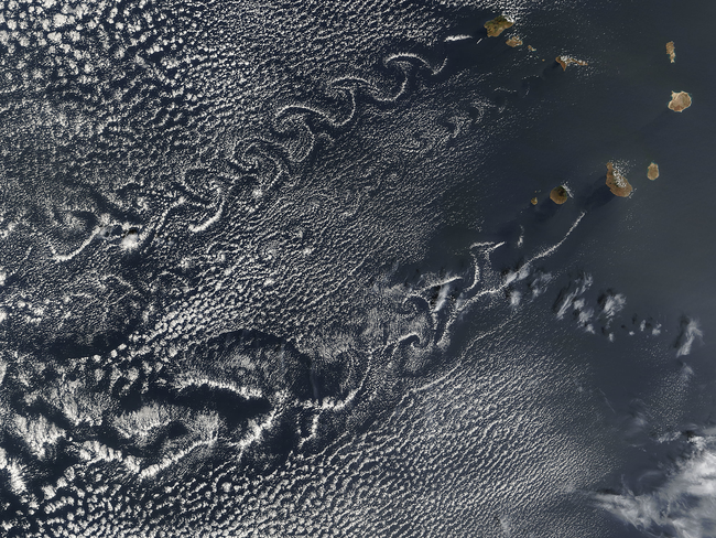 從上方看，在維德角 (Cape Verde Islands) 周圍移動的氣體造成了這個水平的渦旋雲。<BR><BR>