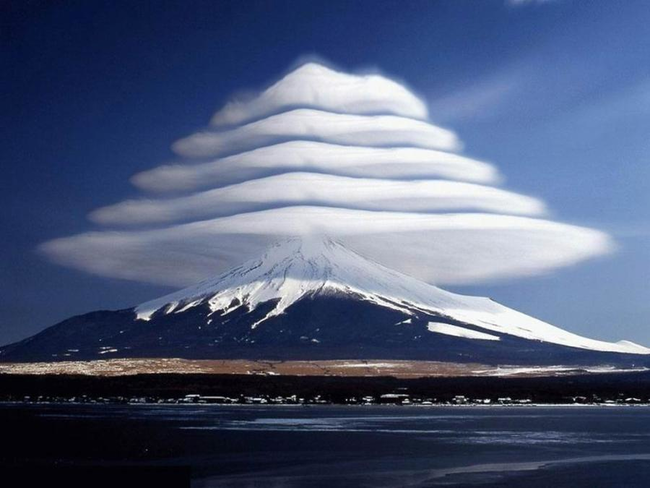 6. 莢狀雲 (Lenticular clouds) 是由於空氣流經高山或建築物，受地形作用影響，空氣被抬升至大氣上方，氣流在高山或建築物後方以波浪狀推進，在波峰上空氣中的水份凝結成雲。<BR><BR>它們光滑的表面和奇特的形狀，讓它也常被認為是幽浮。<BR><BR>它們也跟亂流有所連結，所以飛機會避開它們，但滑翔機卻很愛它們。<BR><BR>
