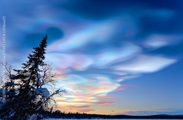 9. 貝母雲 (Nacreous clouds) 也被稱為極地平流層雲。<BR><BR>這些又薄又高的雲可以捕捉並折射出黃昏和黎明時的光線，出現彩虹色光芒。<BR><BR>這樣的光芒可以出現在任何雲朵，但因為極地的地區條件，還是比較常出現在這裡。<BR><BR>這些雲有些會有硝酸和/或硫酸，會產生氯氣，可以有助於臭氧的耗竭。<BR><BR>