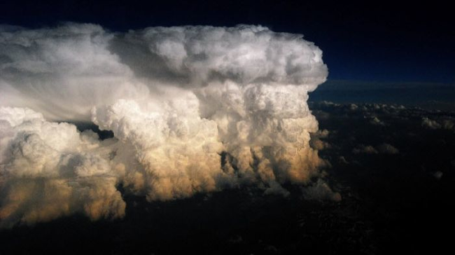 3. 積雨雲 (Cumulonimbus clouds) 一般是由上升氣流造成的，由於上升氣流夾帶了大量的水氣，積雨雲會造成強烈降雨，但一般都維持不久。<!-- 電腦板-文章內插廣告-336X280 -->
<br><br>
<div align=