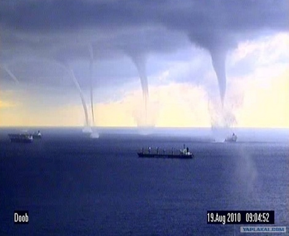 16. 在新羅西斯克(Novorossiysk)的海龍捲風(Waterspouts)。<BR><BR>