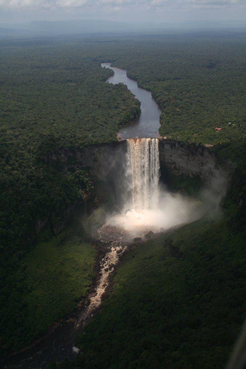 19. 南美洲蓋亞那(Guyana)的凱厄圖爾瀑布(Kaieteur Falls)。<BR><BR>