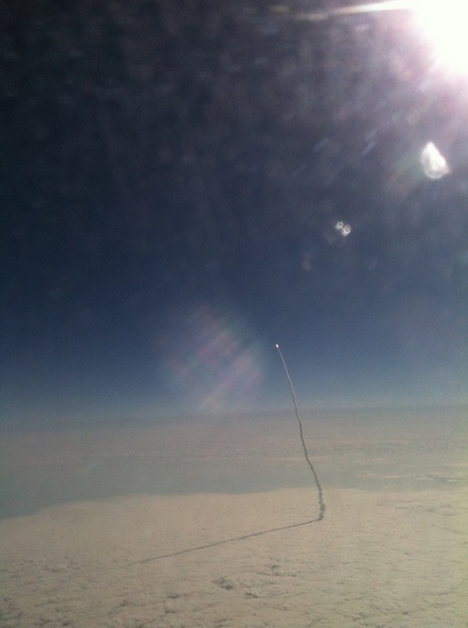 4. 一位飛機乘客Stefanie Gordon用iPhone拍下了 奮進號太空梭(Endeavour )正在飛向宇宙的瞬間。<BR><BR>