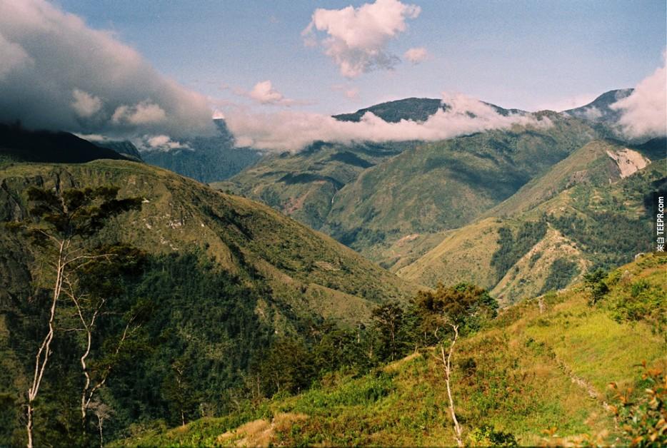 騎越野車橫越部落的領地：巴布亞新幾內亞(Baliem Valley)的Baliem山穀。<BR><BR>