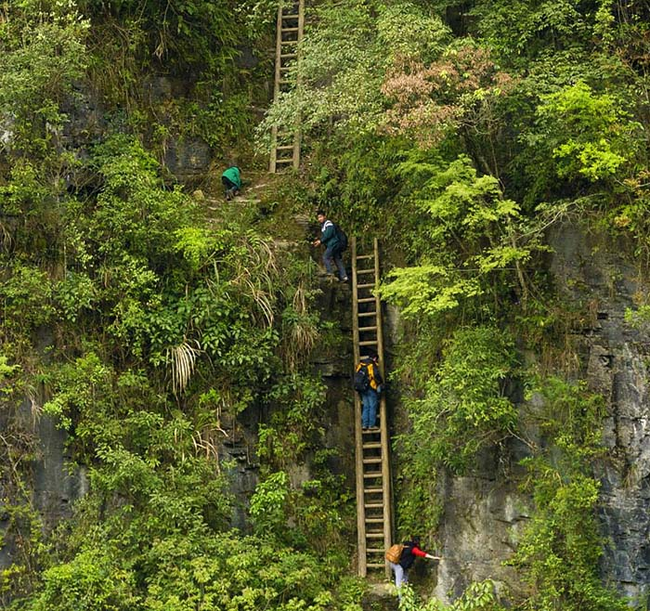 8. 湖南省張家界市：孩子必須爬過這個搖搖晃晃的「天梯」上學。<BR><BR>