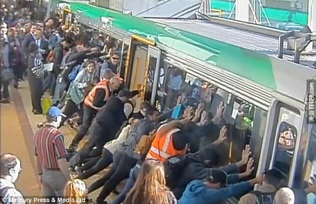 接下來，有一些很聰明的乘客想到可以大家一起合力把火車推起來，讓這名男子能夠爬出來。<BR><BR>