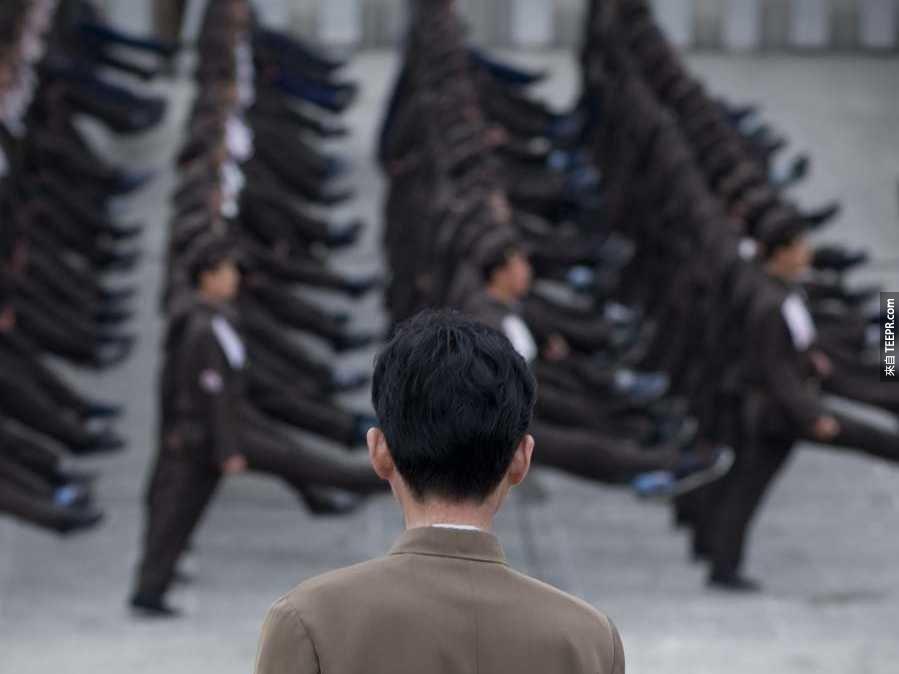 北韓在軍隊服役的人數約等於塞內加爾的人口。<!-- 電腦板-文章內插廣告-336X280 -->
<br><br>
<div align=