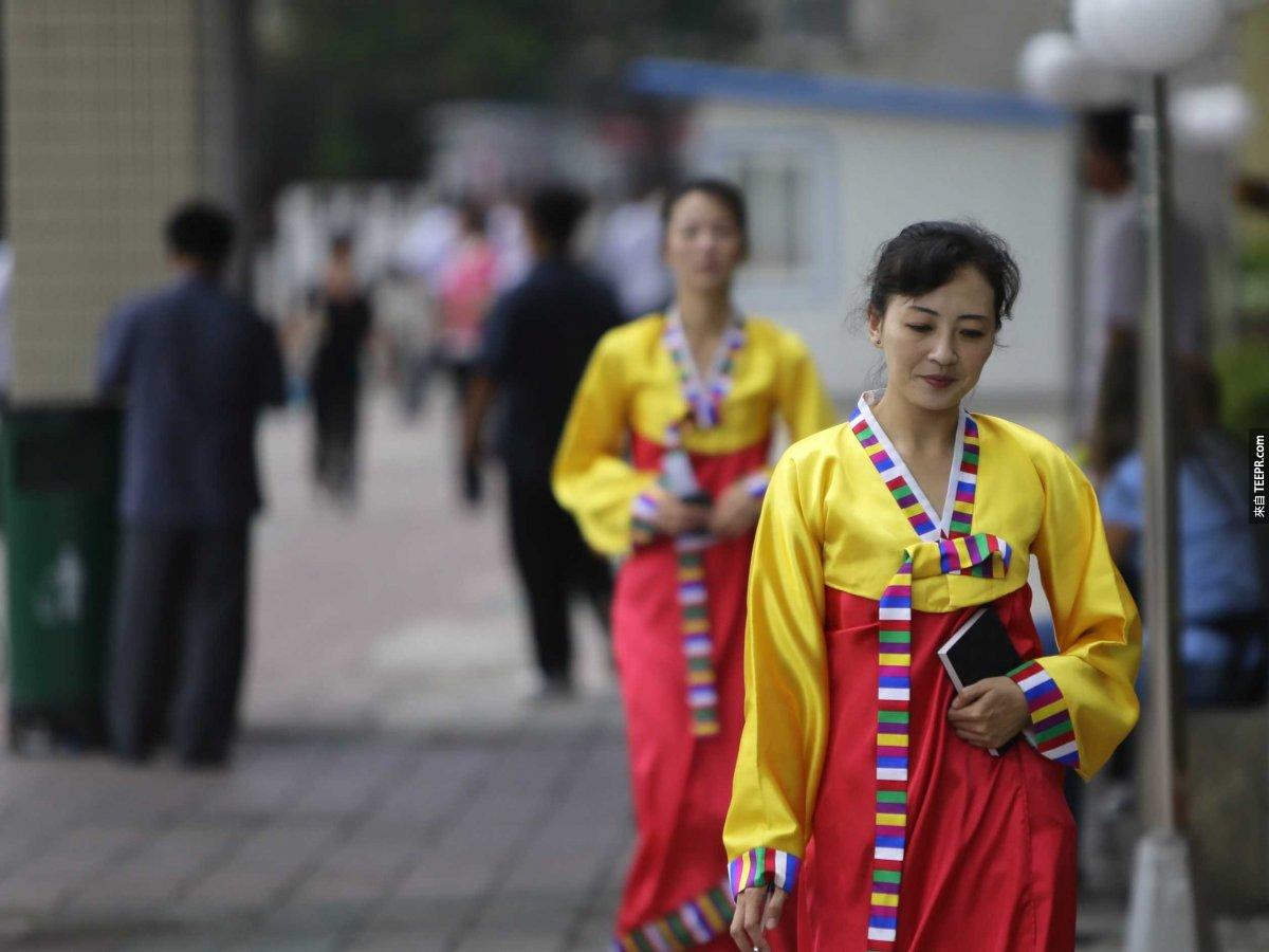 在北韓剪頭髮有嚴厲的規定，僅有28個髮型被認可。<BR><BR>