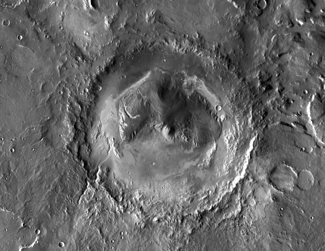 位於火星赤道附近，寬154公裏的蓋爾撞擊坑(Gale crater)。<BR><BR>