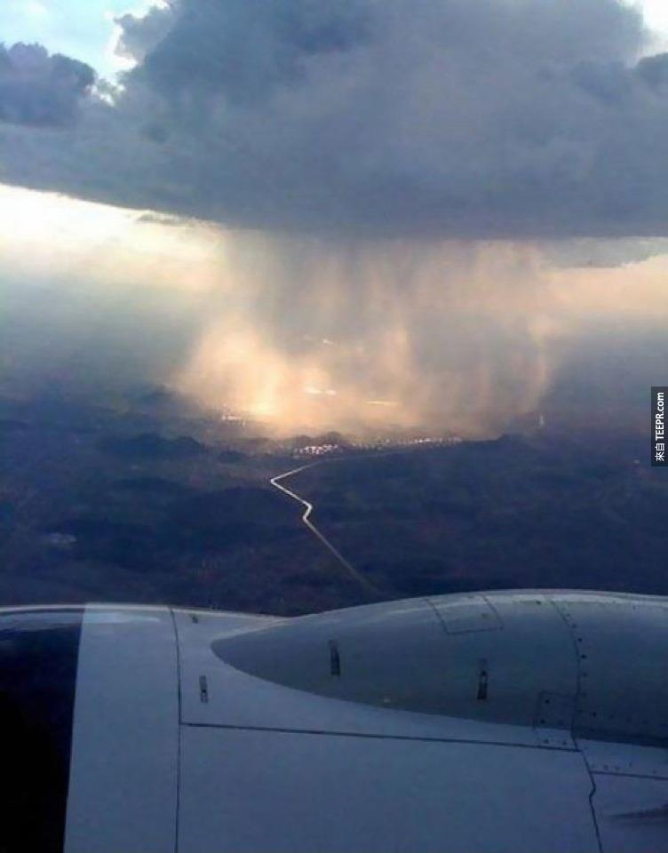 9. 從飛機窗戶看到的雷雨雲，地點在英國。<BR><BR>