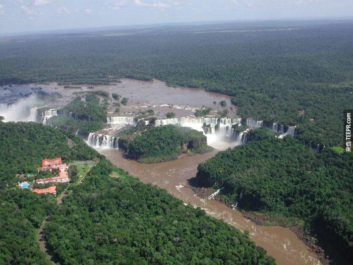7) 阿根廷和巴西 – 這兩國的邊界就是伊瓜蘇瀑布 (Iguazu Falls) 跟伊瓜蘇河。<BR><BR>好美！