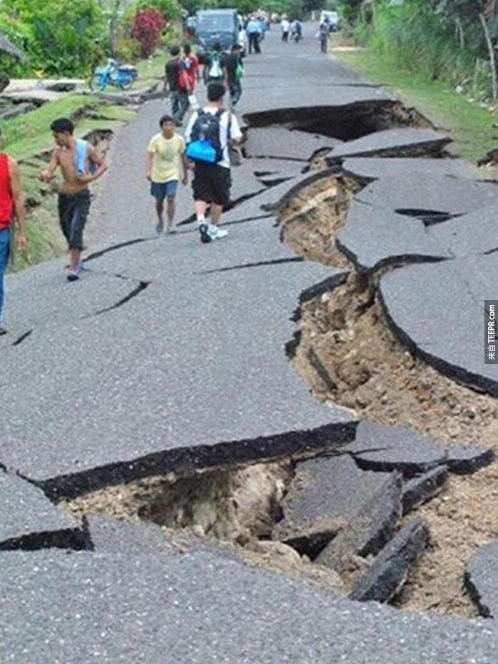 13）巨大的裂縫在高速公路6.9級地震襲擊後內格羅斯和宿務，2012（菲律賓）