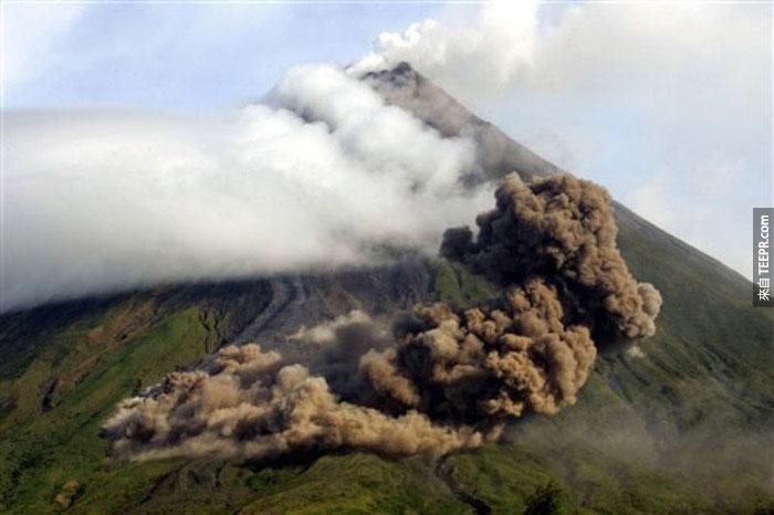 16）灰雲彩上面的布安山穀上的馬榮火山的上脊，1984（菲律賓）