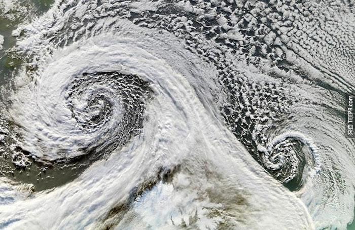 18）雙旋風從太空拍下，2006（冰島）
