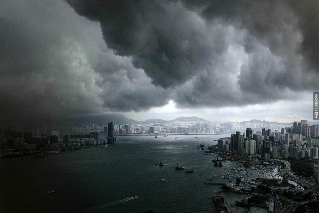 香港維多利亞海港風暴前的烏雲密布。<BR><BR>