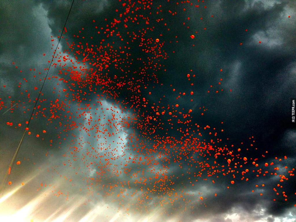 幾千個橙色氦氣球在慶祝NFL (全國足球聯賽) 開打前釋放 (科羅拉多州丹佛市)。<BR><BR>