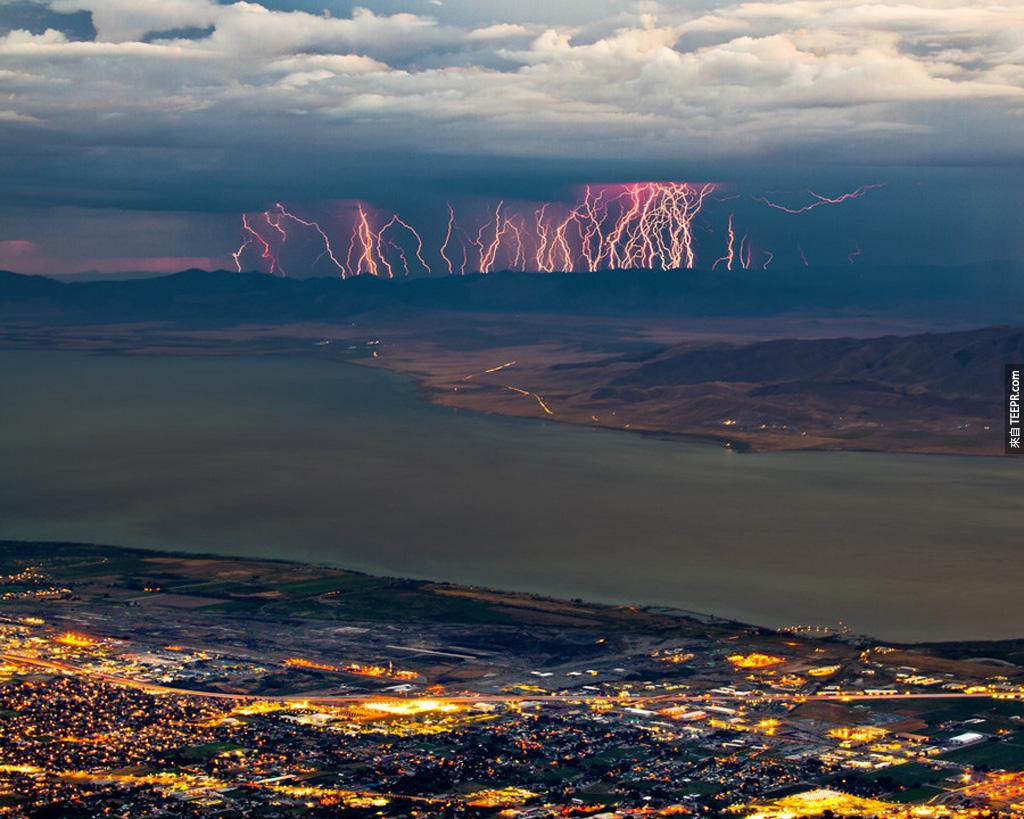 廷帕諾戈斯，猶他州的雷電風暴逐漸逼近。<BR><BR>