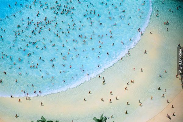 4.) 奧蘭多，佛羅裏達州的一個海灘泳池，看起來就是一大群螞蟻。<BR><BR>