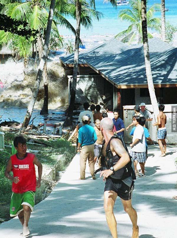 13.)2004年海嘯襲擊泰國，遊客與當地人在神色倉皇地逃跑。<BR><BR>