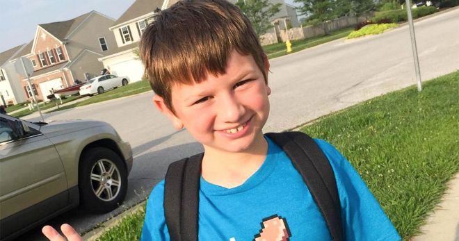 這名9歲男孩在學校哭慘讓媽媽以為他不乖被老師處罰，但最後發現「兒子哭的原因」讓她不得不把事情公開！