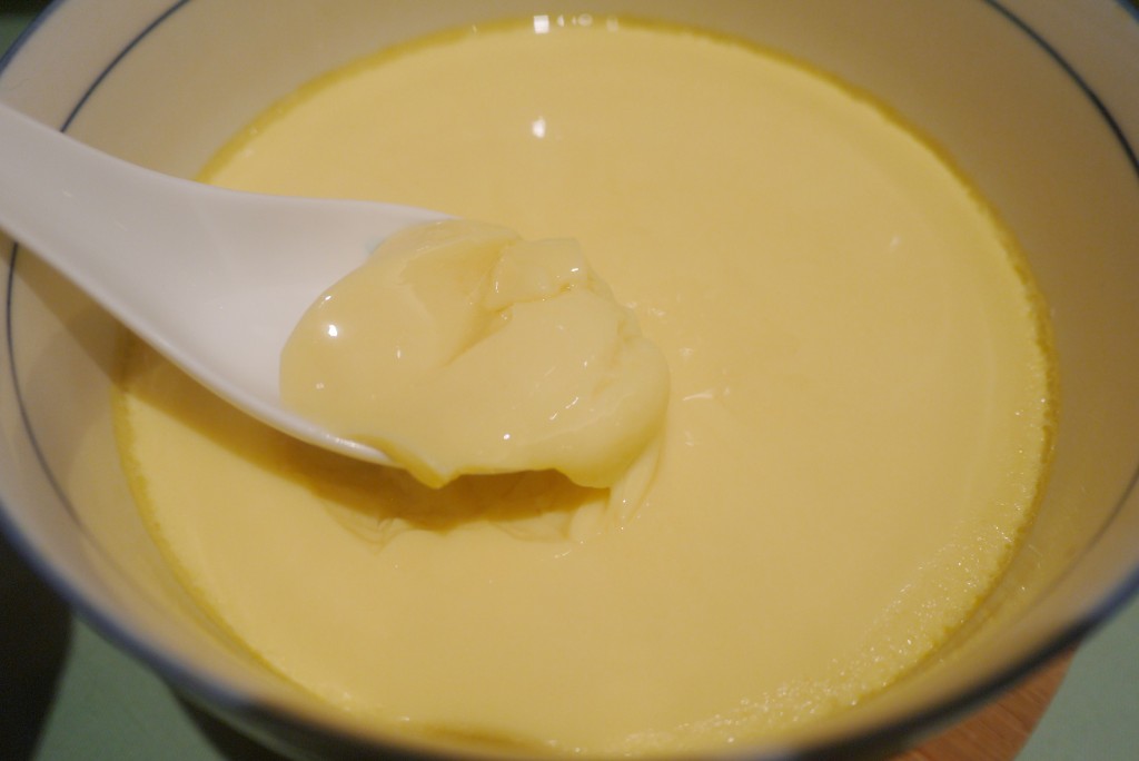 每次自己蒸蛋都醜醜的坑坑疤疤，但其實「只差一個步驟」就能100%成功做出豆腐般滑嫩蒸蛋！