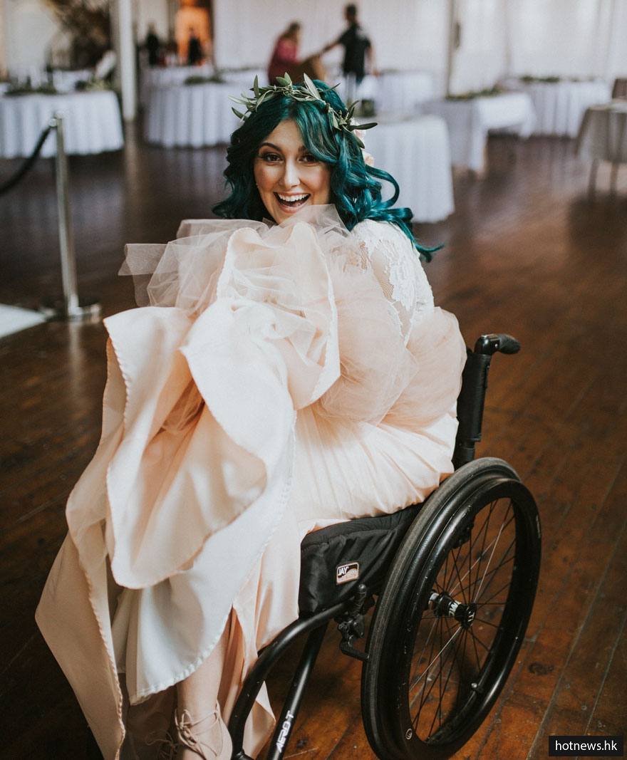 8年前她發生意外「脖子以下全身癱瘓」只能坐輪椅，8年後她在自己的婚禮上挑戰「最不可能出現的生命奇蹟」...