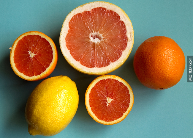 1. 柑橘類：雖然維他命C已經被證實，對於感冒沒什麼療效。<BR><BR>但柑橘的果肉中確實有黃酮類化合物可以增強你的免疫力。<BR><BR>