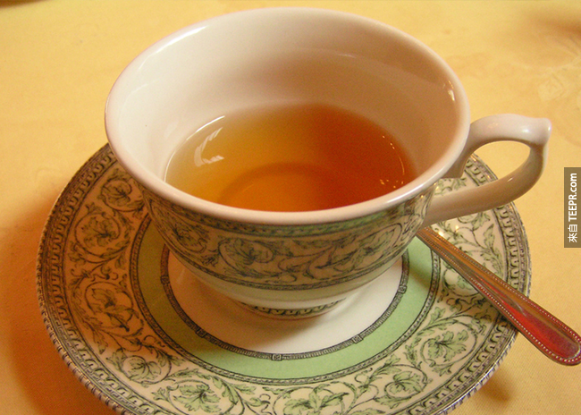 3. 茶：熱飲有助於紓緩鼻塞和喉嚨痛。<BR><BR>綠茶還可以刺激抗病毒細胞的生長。<BR><BR>