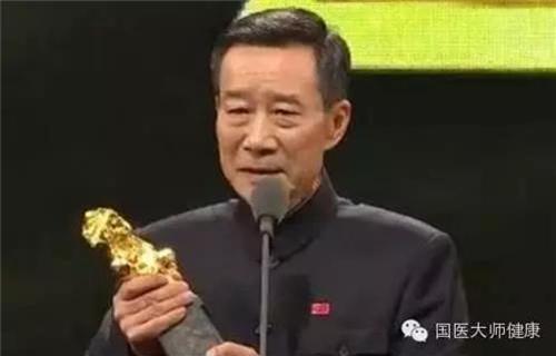 堅持不切腫瘤，不做化療！1年後，他的癌症竟然就痊癒！62歲老翁的抗癌方式連醫生都佩服的下跪了！太厲害了！