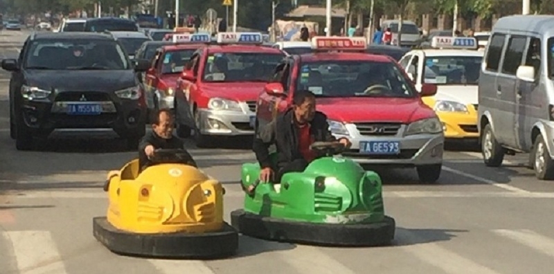 中國「公路最狂大叔」開碰碰車上路，網友：「秋名山怎麼走？」