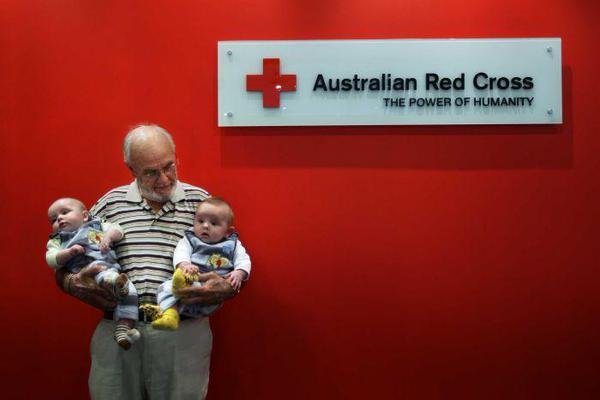 他從18歲開始捐血，長達 60 年，成功讓 200 萬名嬰兒活了下來！原來是因爲他的血裏有這個東西...