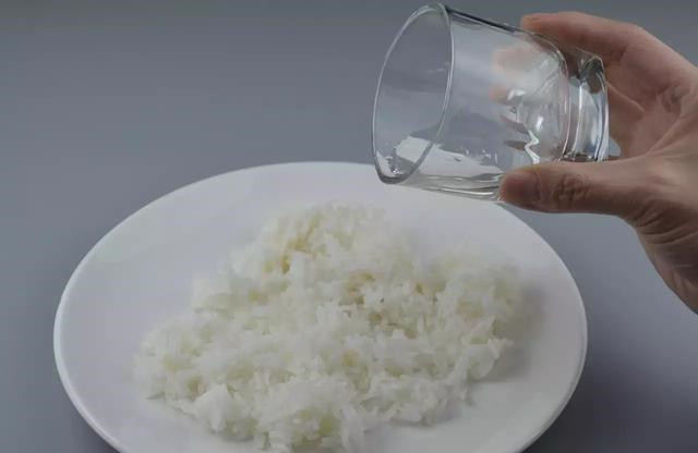 煮白米飯誰還用白開水啊，加點這個，全家都愛吃，煮再多也不剩飯！
