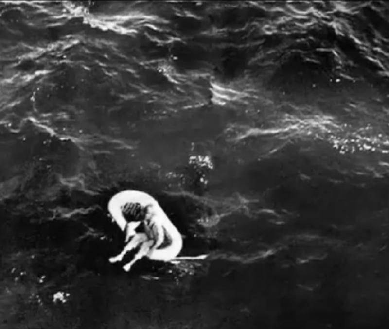 這個小女孩被人發現漂浮在暗黑之海上，獲救之後卻再也不說話！獲救後過了50年她才敢說出「讓人全身發寒」的事實真相...