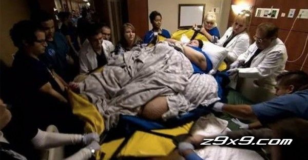 震驚!這名600斤中的重量級肥妹臨盆時，竟出動13個醫生幫忙接生！更可怕的是，看到她生出來的「孩子」，醫生護士們全都嚇壞